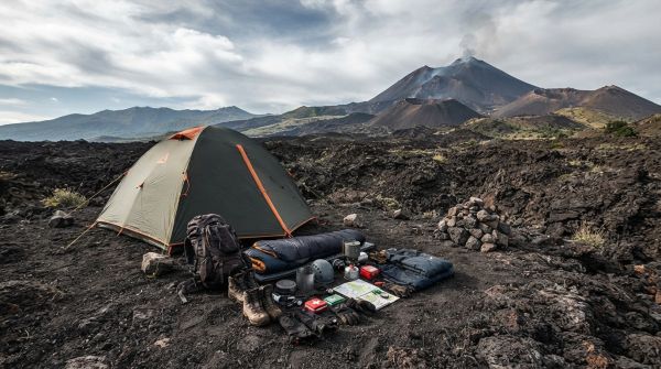 Comment choisir le bon équipement pour camper en région volcanique?