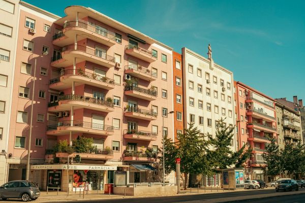 Quels appartements à Lisbonne offrent une immersion culturelle avec des cours de Fado et visites de monuments?